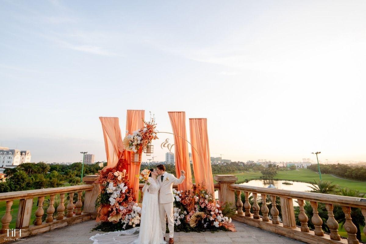 Việc xác định thời gian đặt địa điểm tổ chức đám cưới giúp các cặp đôi yên tâm hơn trong quá trình chuẩn bị. (ẢNH: TIFF)