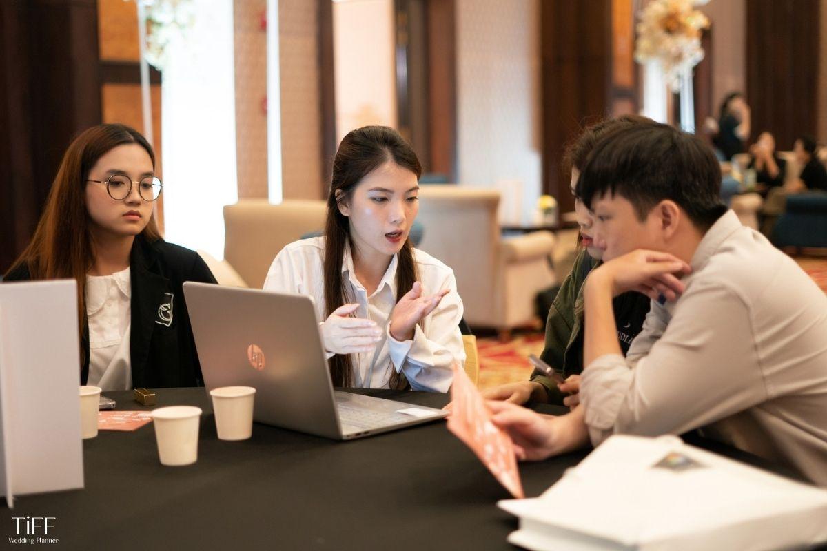 Ký hợp đồng thuê địa điểm là bước “chốt hạ” quan trọng trước khi triển khai kế hoạch cưới.(ẢNH: TIFF)