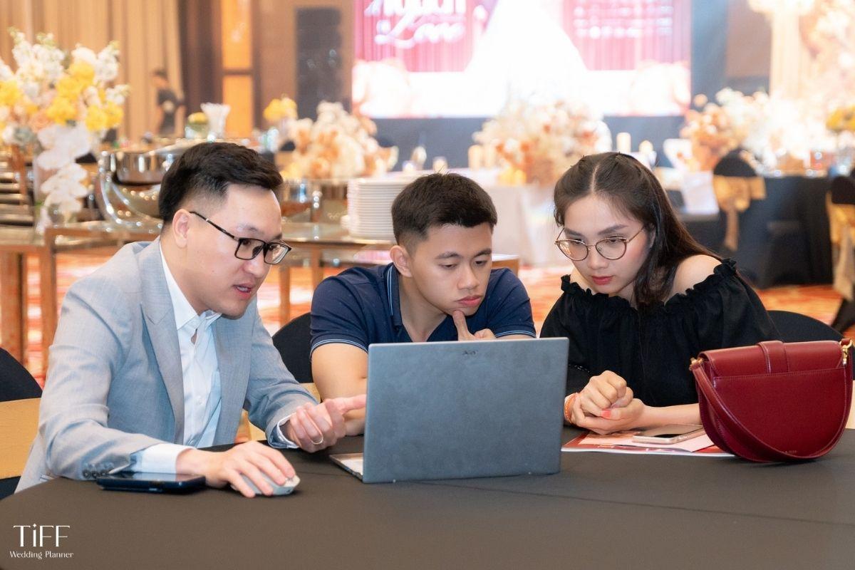 Planner có kinh nghiệm đọc hợp đồng, biết rõ các điều khoản thường gây bất lợi và có thể hỗ trợ đàm phán để tối ưu chi phí. (ẢNH: TIFF)