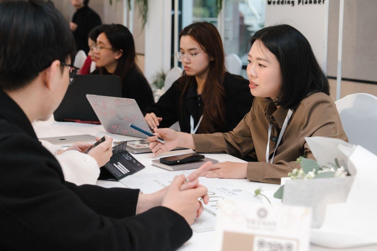 Hãy sử dụng dịch vụ Wedding Planner nếu có thể vì hợp đồng có thể khó hiểu và chứa nhiều thuật ngữ gây nhầm lẫn. (ẢNH: TIFF)