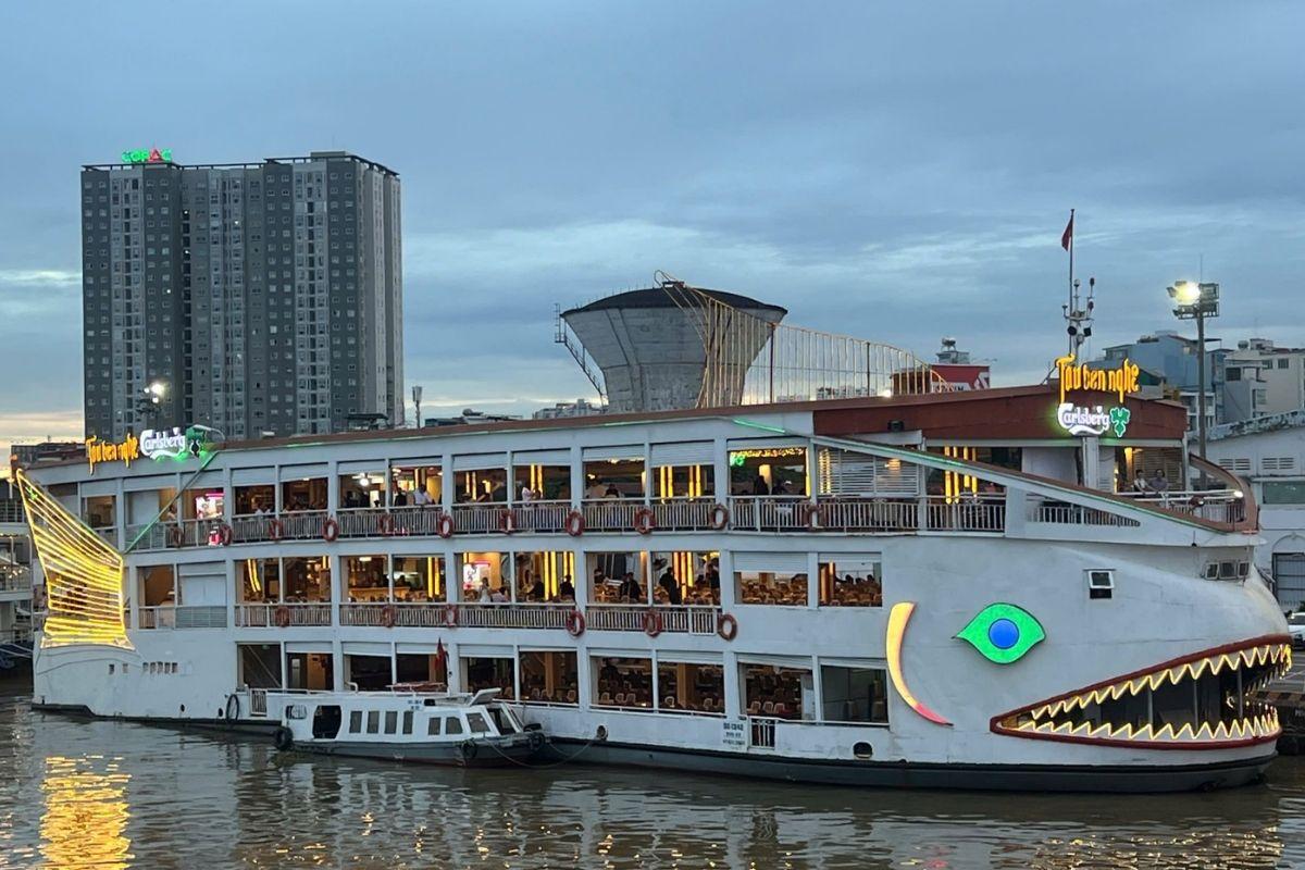 Tàu Bến Nghé là lựa chọn lý tưởng cho cặp đôi muốn trải nghiệm cưới trên sông nhưng vẫn tối ưu ngân sách. (ẢNH: Sưu tầm)