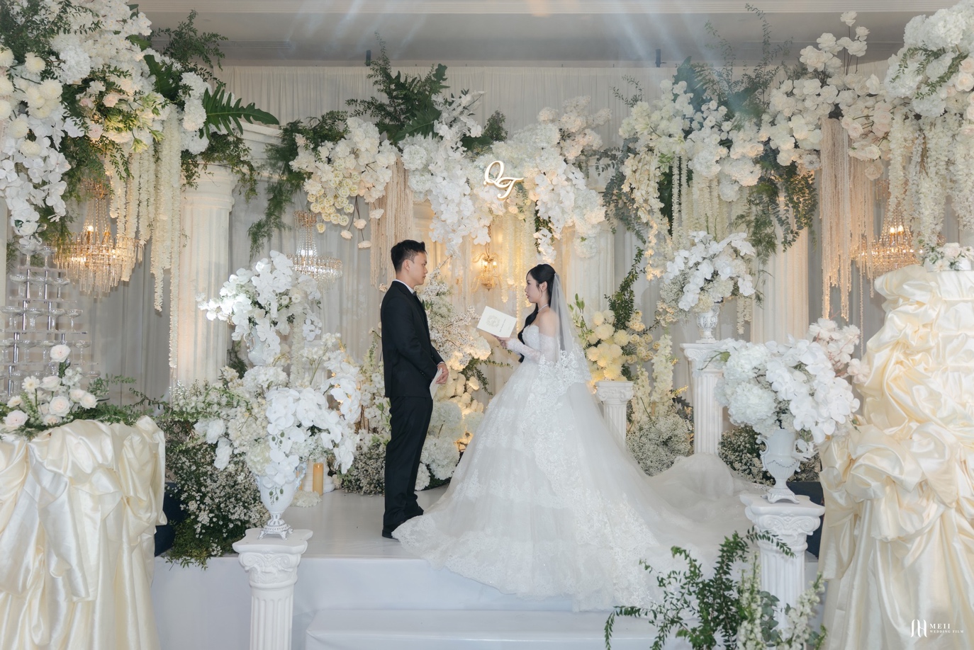  Đọc review từ khách hàng thực tế để có đánh giá khách quan về chất lượng dịch vụ tại nhà hàng tiệc cưới (ảnh: sưu tầm)