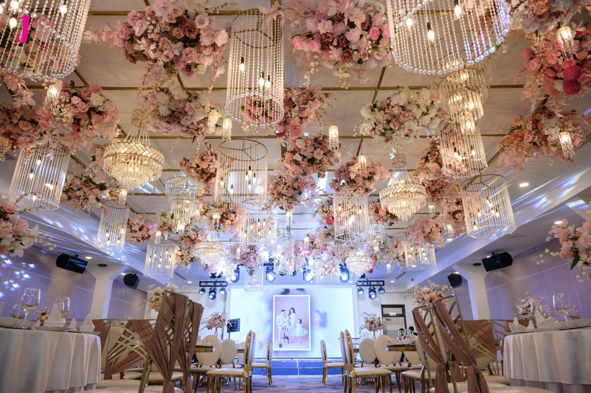 Không gian Nhà Hàng Cần Phong 2 được thiết kế theo phong cách truyền thống, ấm cúng (Ảnh: sưu tầm)