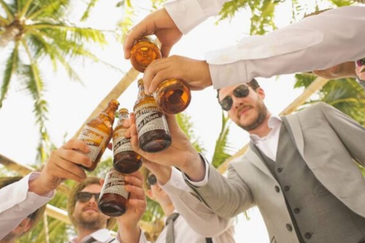 Một buổi tiệc nhẹ nhàng, vui vẻ cùng bạn bè sẽ góp phần giúp cô dâu, chú rể bước vào ngày trọng đại với tinh thần hứng khởi và trọn vẹn hơn. (ẢNH: Sưu tầm)