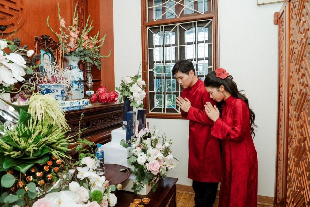Lễ thượng đăng diễn ra tại bàn thờ gia tiên của nhà gái (trong lễ rước dâu) và nhà trai (trong lễ nhập trạch) (Ảnh: TIFF)