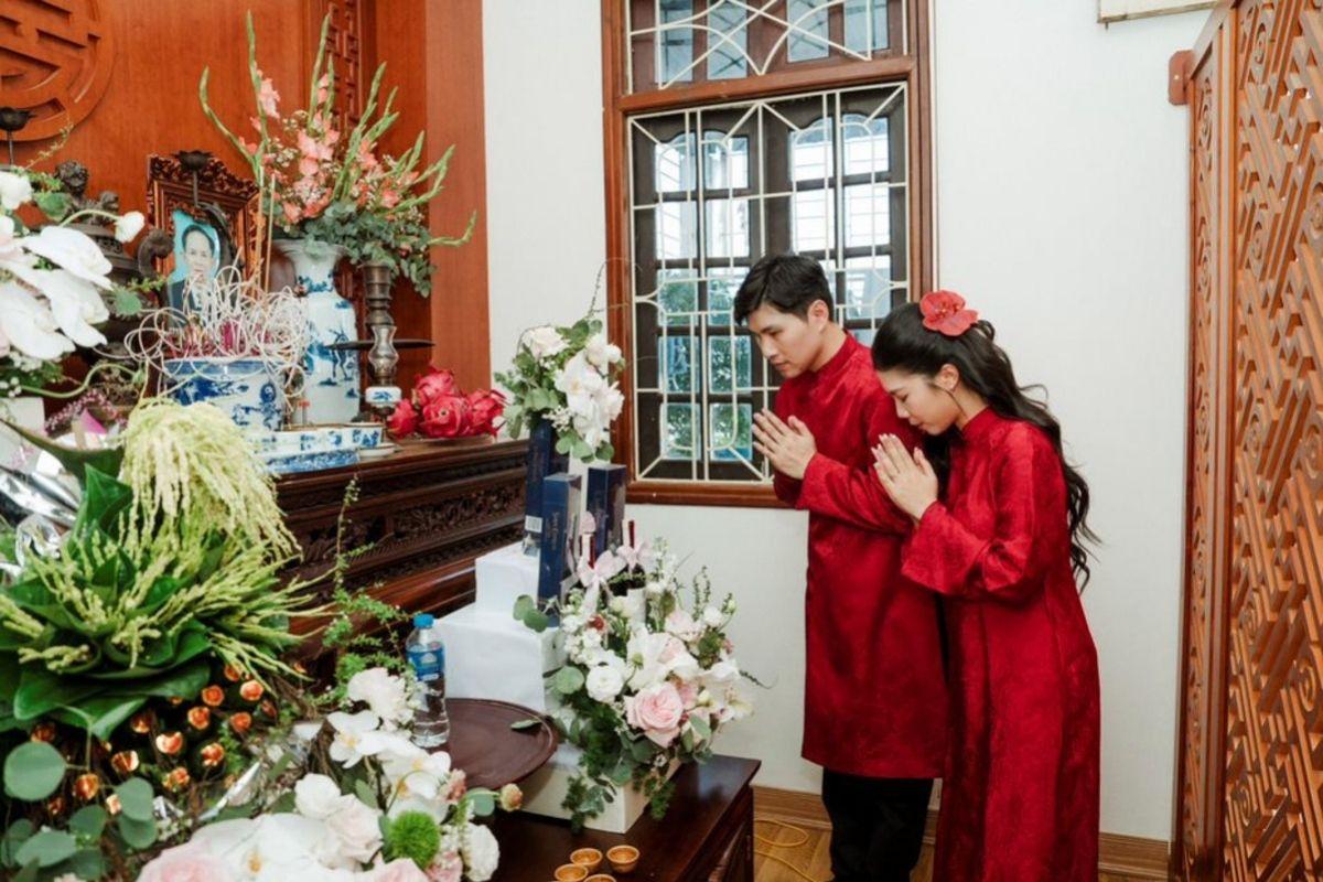 Lễ tơ hồng có thể thực hiện trước bàn thờ gia tiên để xin tổ tiên chứng giám. (Ảnh: TIFF)