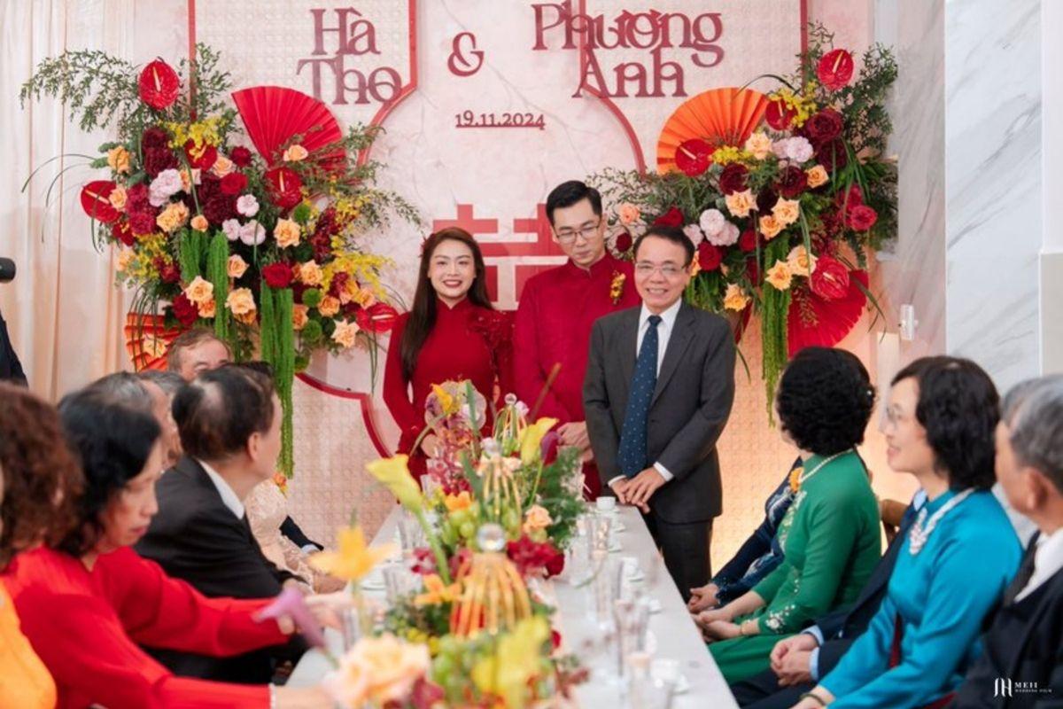 Người chủ hôn trao lời dặn dò trong lễ tơ hồng (Ảnh: TIFF)