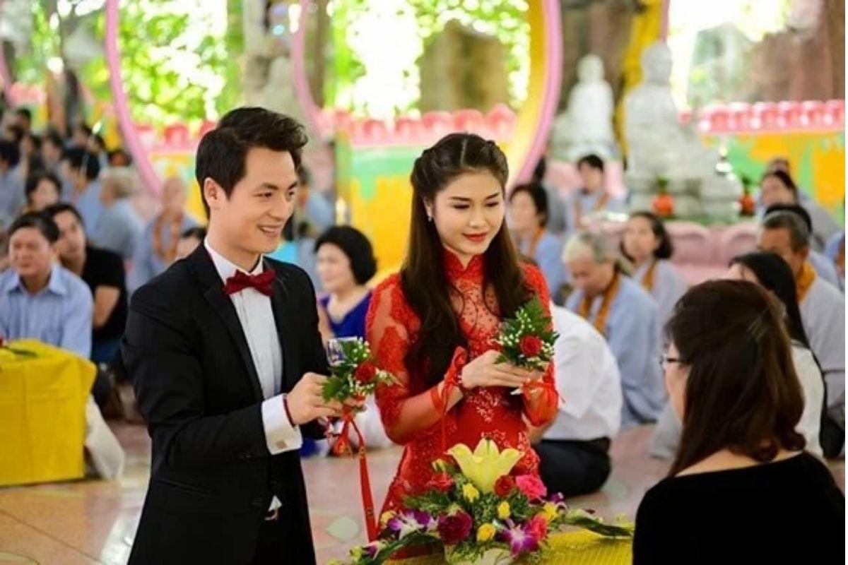 Người chủ lễ buộc sợi tơ đỏ/dải lụa đỏ vào tay cô dâu chú rể, hoặc buộc hai ly rượu giao bôi lại với nhau trong lễ tơ hồng (Ảnh: sưu tầm)