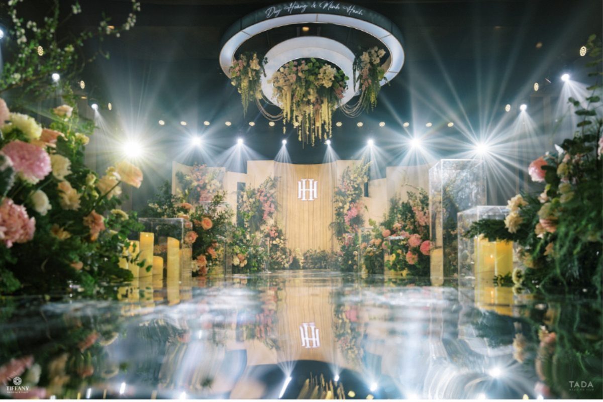 Sân khấu tiệc cưới khách sạn được trang trí đồng bộ, đẳng cấp. (Ảnh: TIFF.vn) 