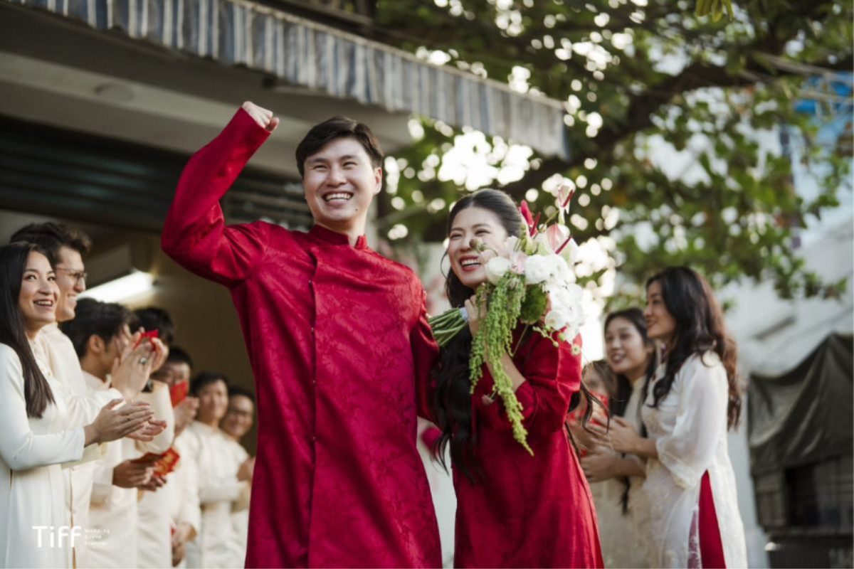 Trang phục áo dài lễ ăn hỏi của cô dâu chú rể được lựa chọn hài hòa, trang nhã trong ngày ăn hỏi. (Ảnh: TIFF.vn) 