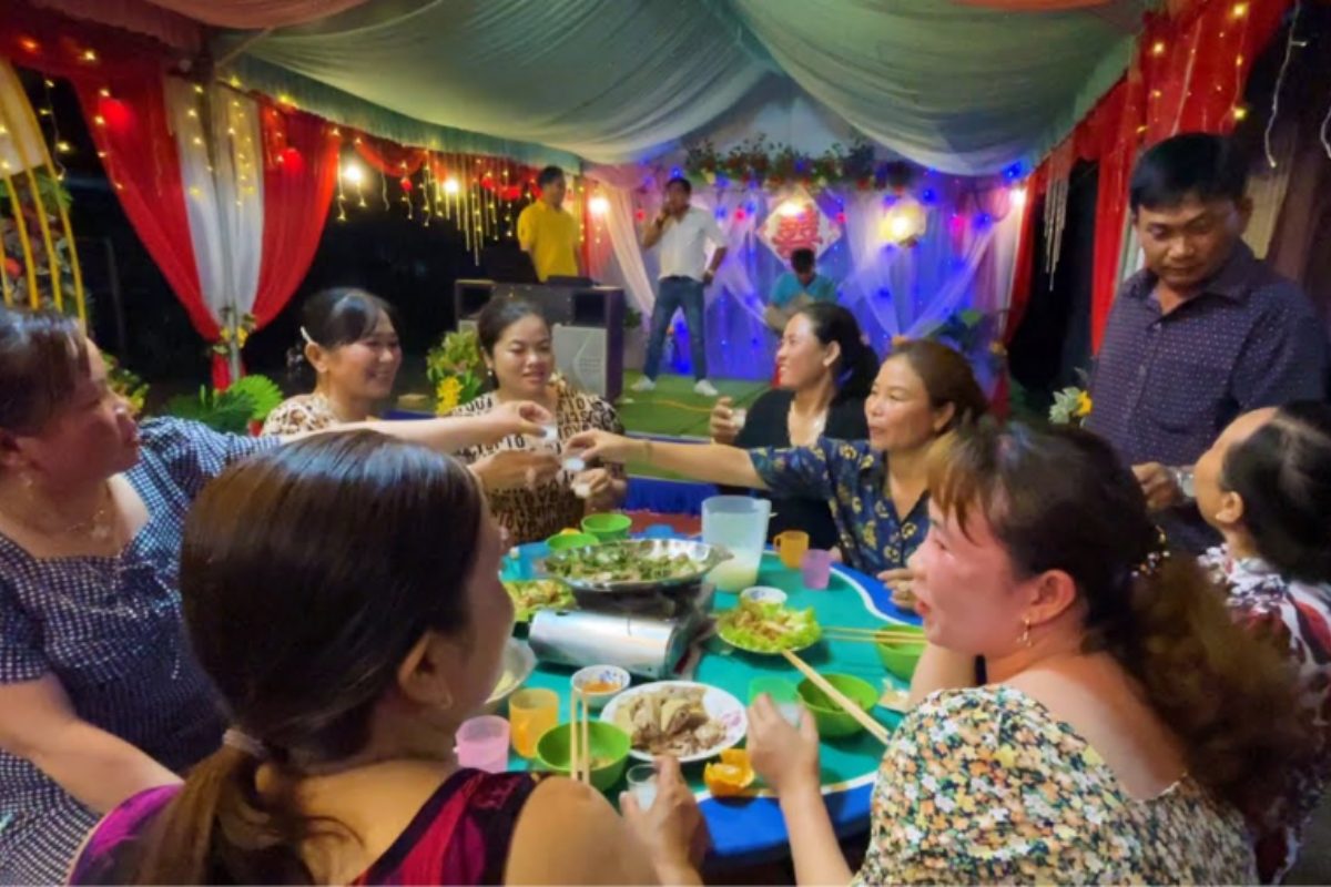 Gia đình hai bên gặp gỡ, gắn kết tình thân trong lễ nhóm họ miền Tây. (Ảnh: Sưu tầm)