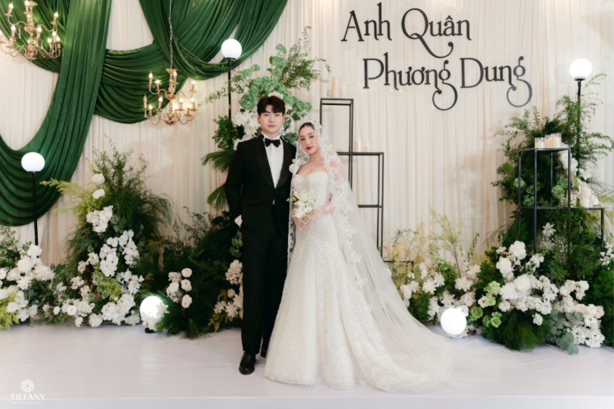 Trang trí tiệc cưới khách sạn cao cấp với hoa tươi và ánh sáng tinh tế. (Ảnh: TIFF.vn) 