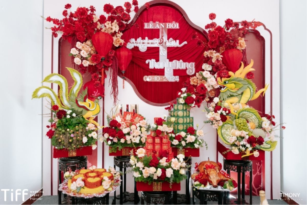 Mâm quả lễ ăn hỏi truyền thống và hiện đại được chuẩn bị đầy đủ, trang trí chỉn chu theo phong tục cưới hỏi Việt Nam. (Ảnh: TIFF.vn) 