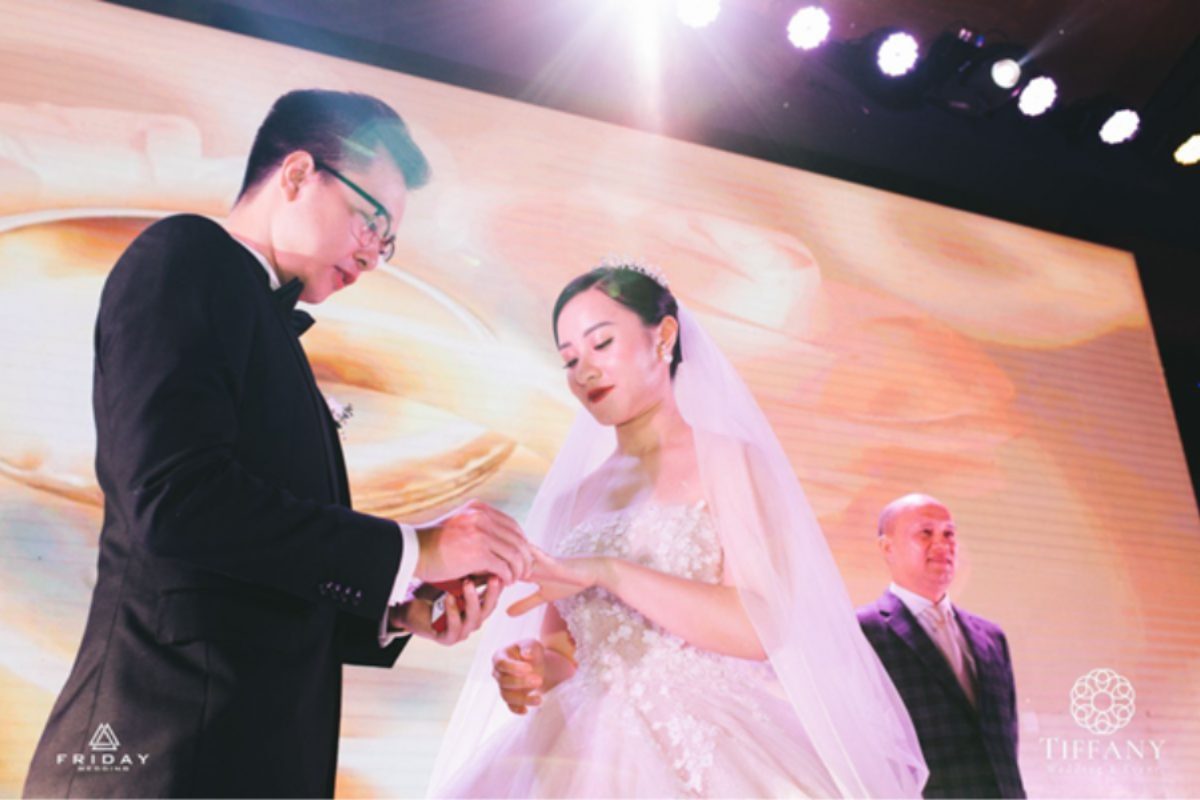 Lễ nhóm họ miền Tây kết hợp cúng tổ tiên truyền thống và trao nhẫn hiện đại trong không gian gia đình ấm cúng (Ảnh: TIFF.vn)