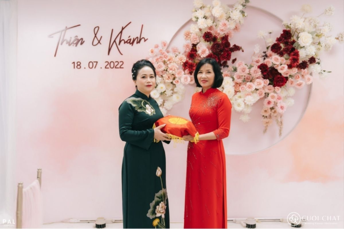 Tiền thách cưới được trao trong lễ nạp tài theo phong tục cưới hỏi Việt Nam, thể hiện sự trân trọng giữa hai gia đình. (Ảnh: TIFF.vn) 