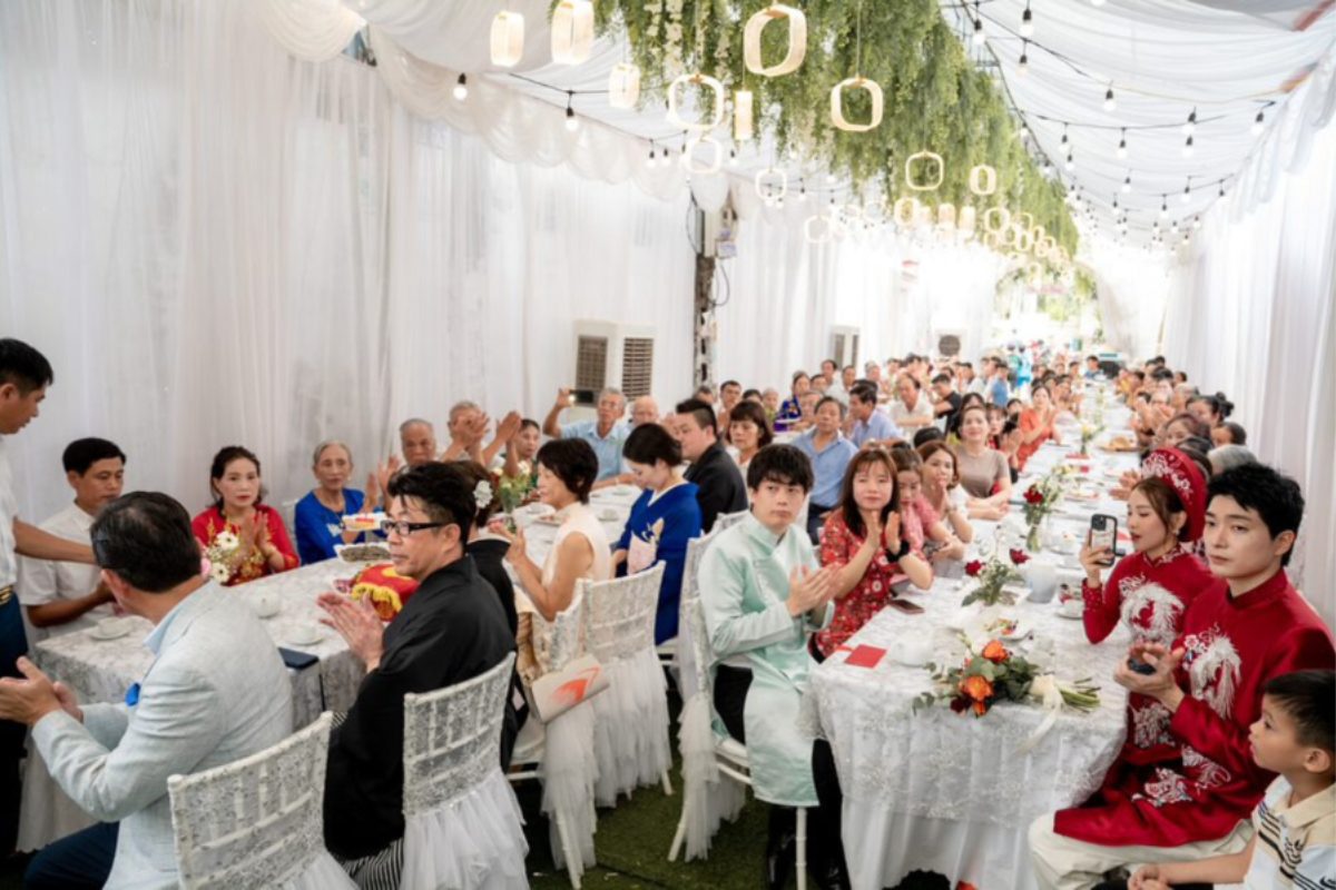 Bữa tiệc thân mật sau lễ ăn hỏi giúp gắn kết hai bên gia đình trong không khí ấm cúng. (Ảnh: TIFF.vn) 