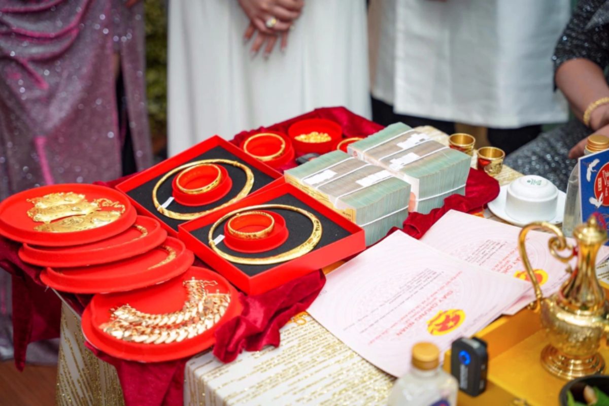 Tiền thách cưới trong phong tục cưới hỏi Việt Nam – phong bao đỏ mang ý nghĩa tri ân và kết nối hai gia đình. (Ảnh: Sưu tầm) 