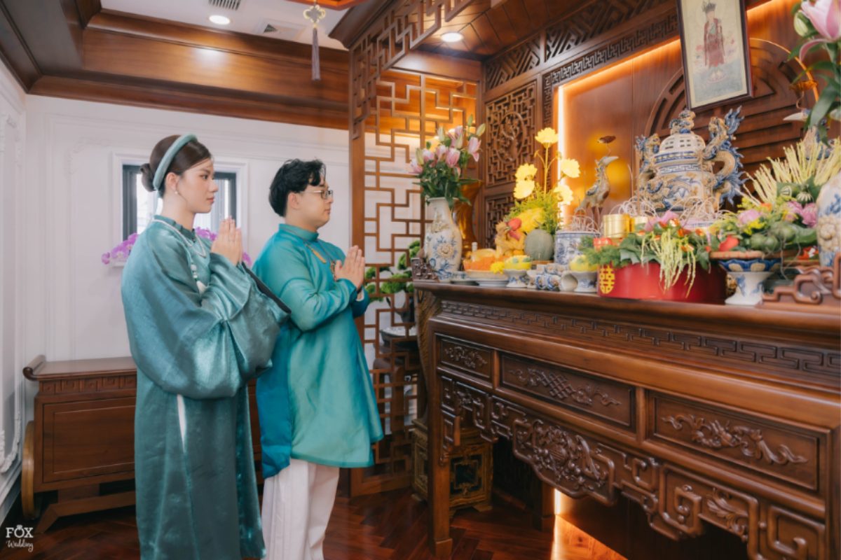 Trang trí bàn thờ gia tiên tại tư gia, tạo không gian trang trọng cho ngày cưới. (Ảnh: Cưới Chất) 