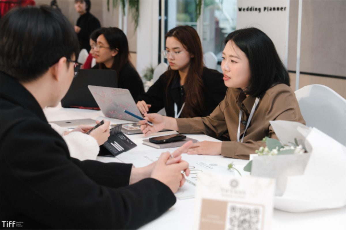 TIFF Wedding Planner tư vấn và lắng nghe mong muốn của cặp đôi trước khi lên kế hoạch cưới. (Ảnh: TIFF.vn) 