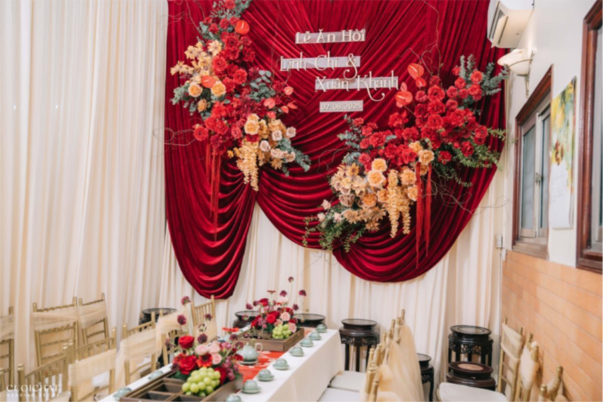 Không gian gia tiên được trang trí trang trọng trong lễ ăn hỏi, tạo điểm nhấn cho nghi thức cưới hỏi truyền thống. (Ảnh: TIFF.vn) 