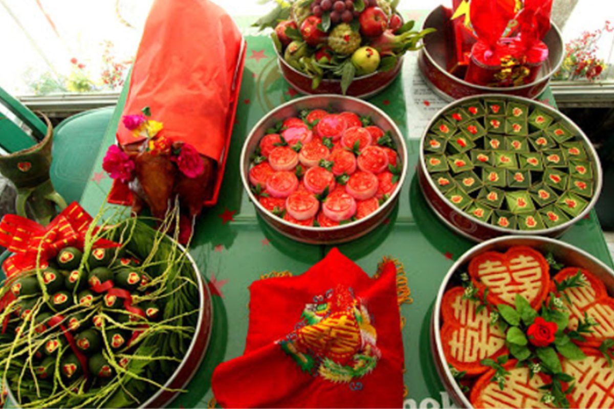 Lễ vật truyền thống trong lễ nhóm họ miền Tây gồm trầu cau, bánh trái và heo quay (Ảnh: Sưu tầm)