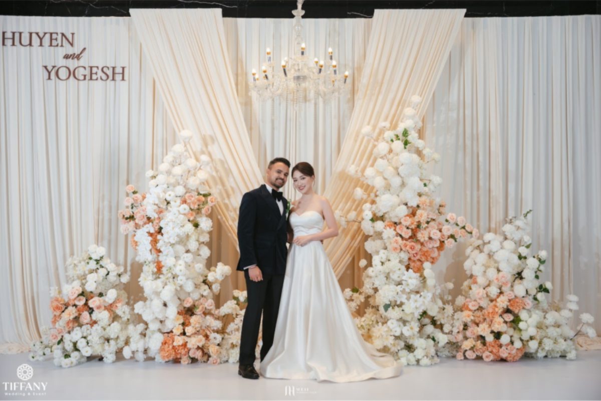 Tiệc cưới sang trọng tại nhà hàng khách sạn, bao gồm bàn tiệc, dịch vụ và trang trí. (Ảnh: TIFF.vn) 