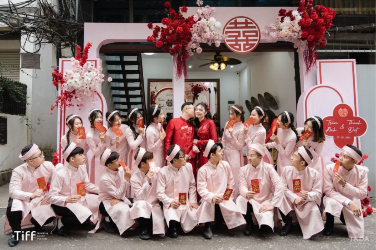 Đội bê tráp nam nữ trong lễ ăn hỏi với trang phục đồng bộ, thực hiện nghi thức theo đúng phong tục. (Ảnh: TIFF.vn) 