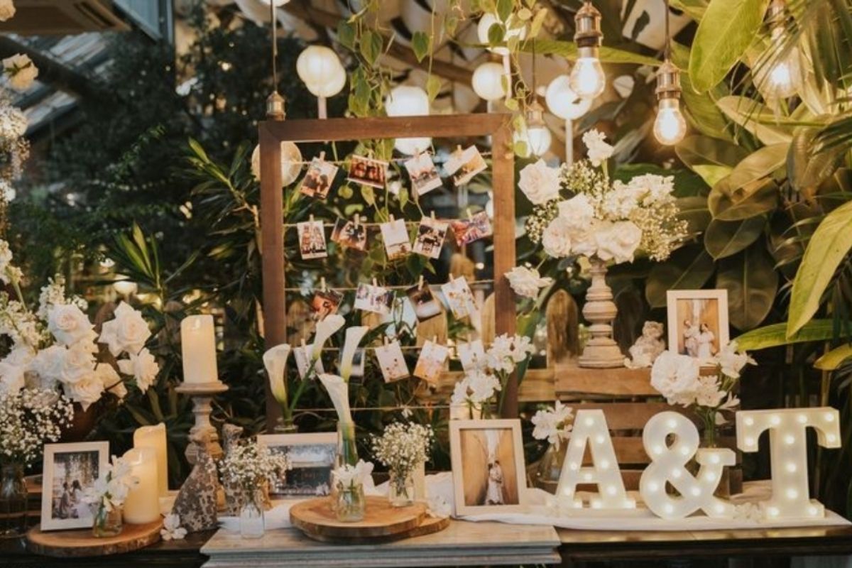 Ánh nến cam và thủy tinh hổ phách khiến không gian gallery thêm ấm áp (Ảnh: Sưu tầm)