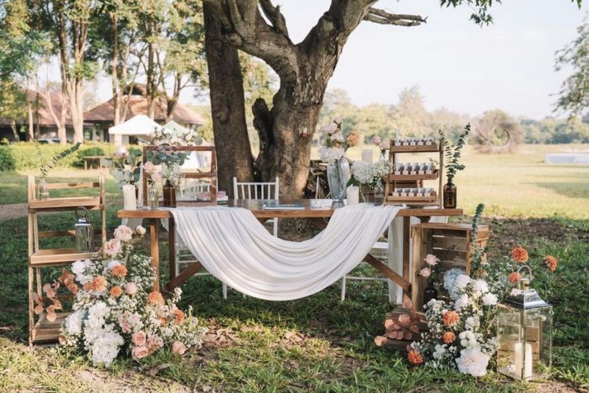 Bàn gallery được chăm chút kỹ lưỡng giúp câu chuyện tình yêu hiện lên sinh động (Ảnh: Sưu tầm)