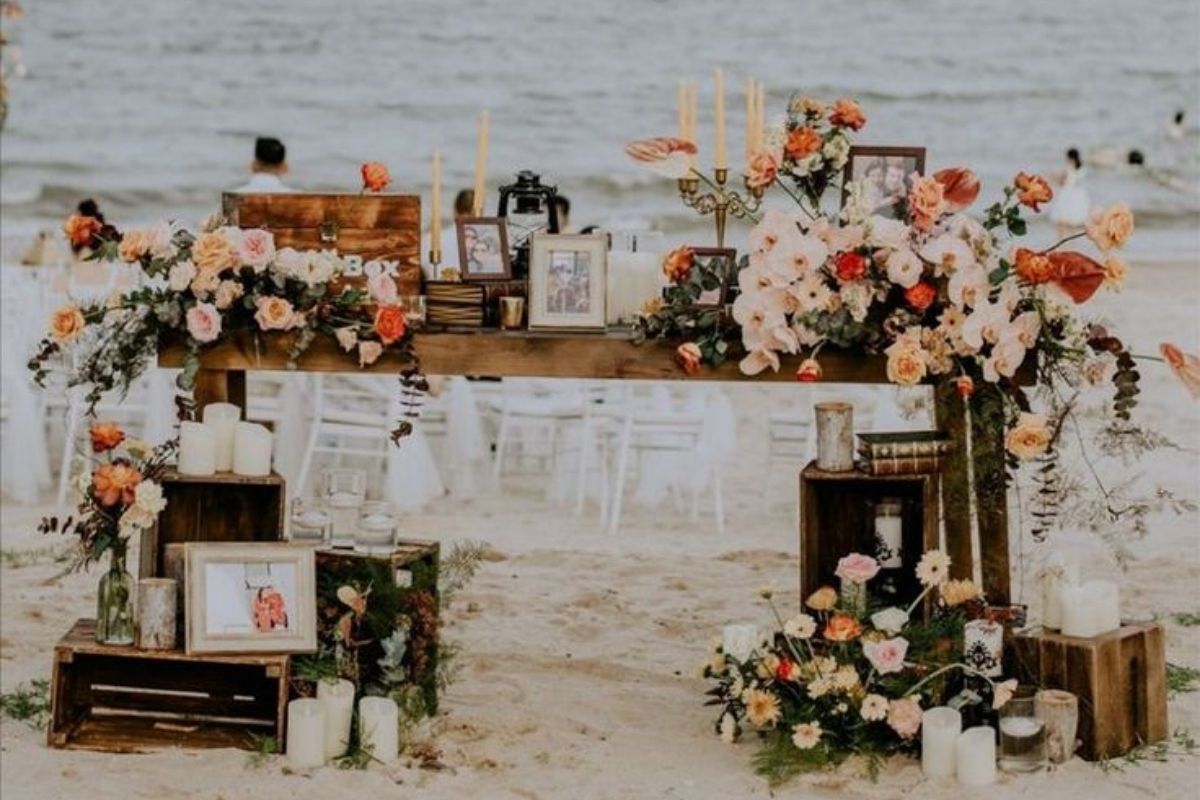 Bàn gallery phong cách biển xanh dương trắng be cát thoáng đãng và lãng mạn (Ảnh: Sưu tầm)