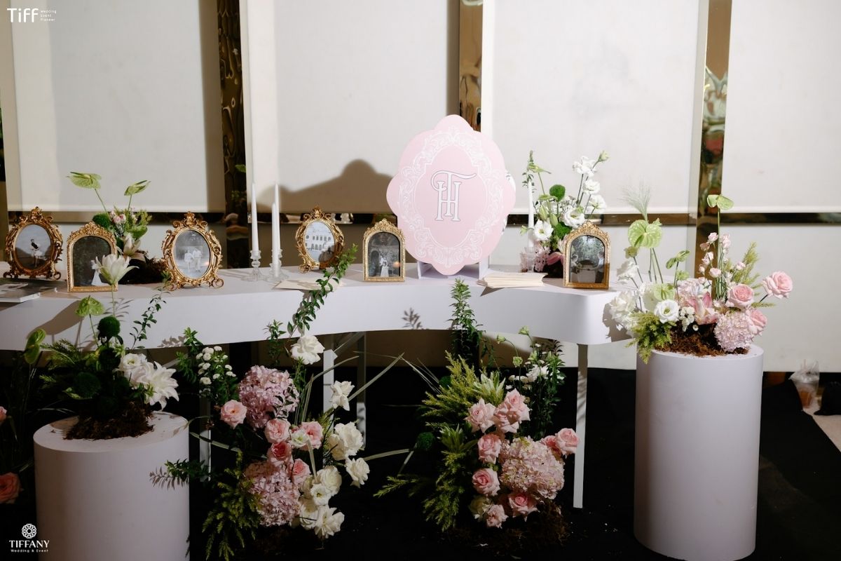 Bàn gallery tông pastel ngọt ngào giúp khu vực đón khách nhẹ nhàng nổi bật (Ảnh: TIFF)