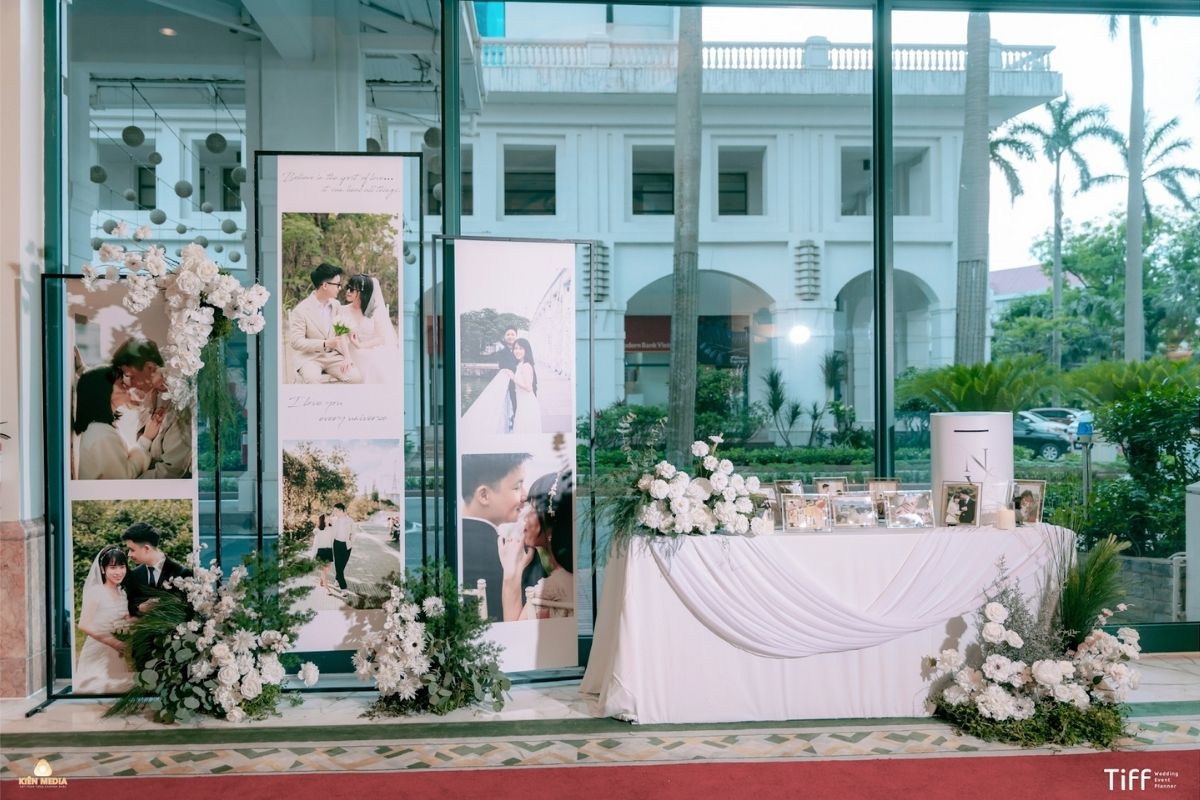 Bàn gallery trắng tinh khôi với hoa hồng dịu dàng lãng mạn (Ảnh: TIFF)