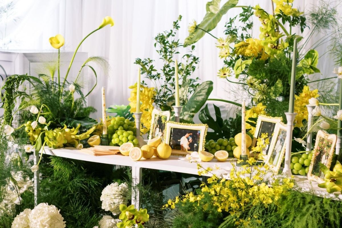 Bàn gallery tropical xanh mướt như góc rừng nhiệt đới thu nhỏ giữa sảnh tiệc (Ảnh: Sưu tầm)