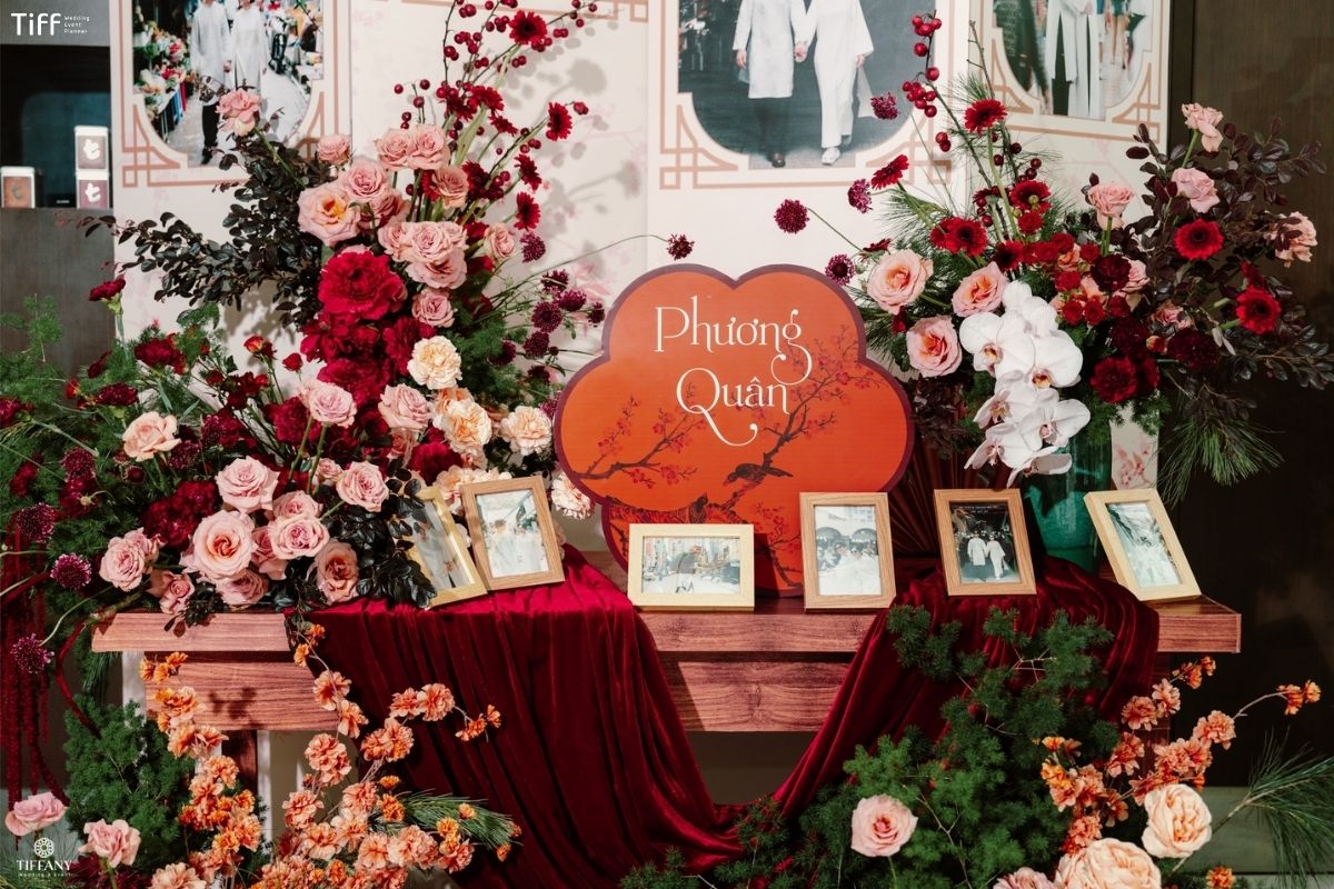 Bàn gỗ nâu mộc mạc kết hợp hoa khô tạo không gian vintage (Ảnh: TIFF)