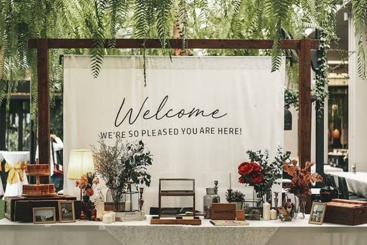 Bảng màu trắng be xám giúp bàn gallery tối giản thanh thoát (Ảnh: Sưu tầm)