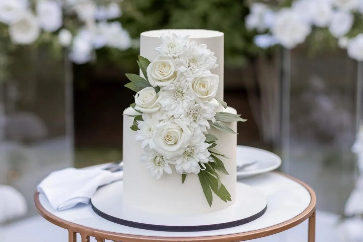 Bánh cưới hiện đại chuộng phom gọn gàng ít chi tiết vẫn nổi bật (Ảnh: Sưu tầm)