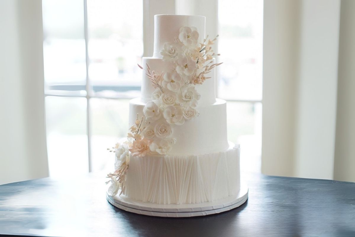 Bánh cưới nhiều tầng bề thế hợp tiệc lớn tại khách sạn sang trọng (Ảnh: Sưu tầm)