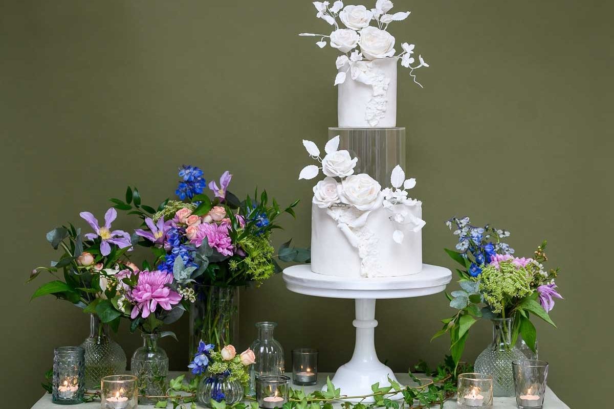 Bánh cưới theo concept riêng kể câu chuyện tình yêu đầy dấu ấn (Ảnh: Sưu tầm)