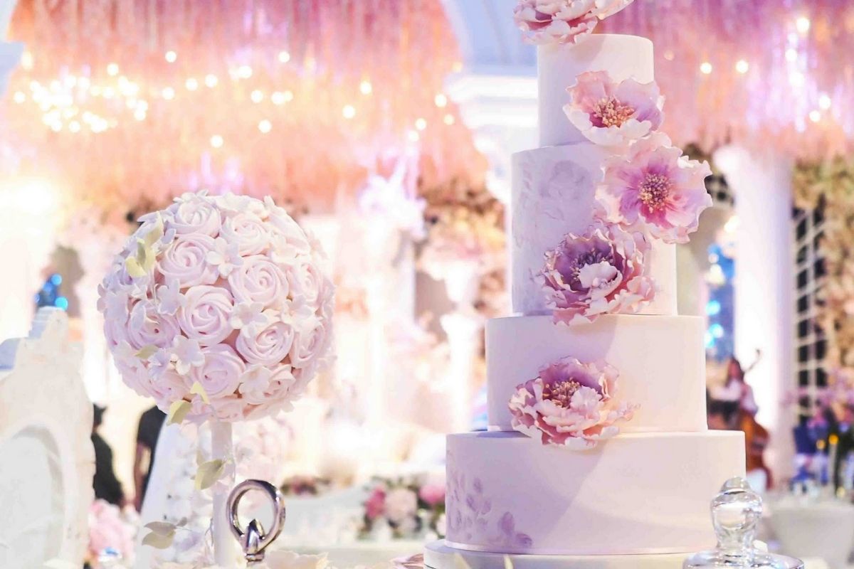 Bánh nhiều tầng tạo điểm nhấn trang trọng cho tiệc cưới quy mô (Ảnh: Sưu tầm)