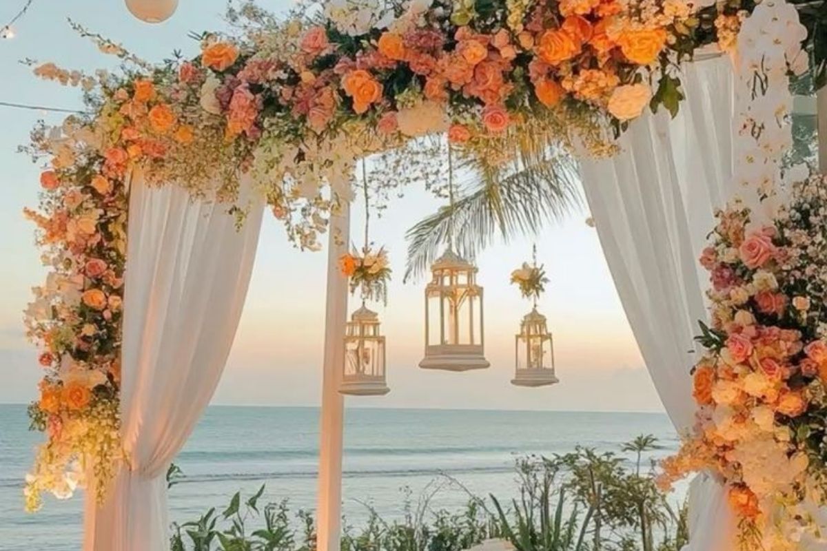 Beach wedding tại resort ven biển nổi bật với cổng hoa view sóng trời (Ảnh: Sưu tầm)