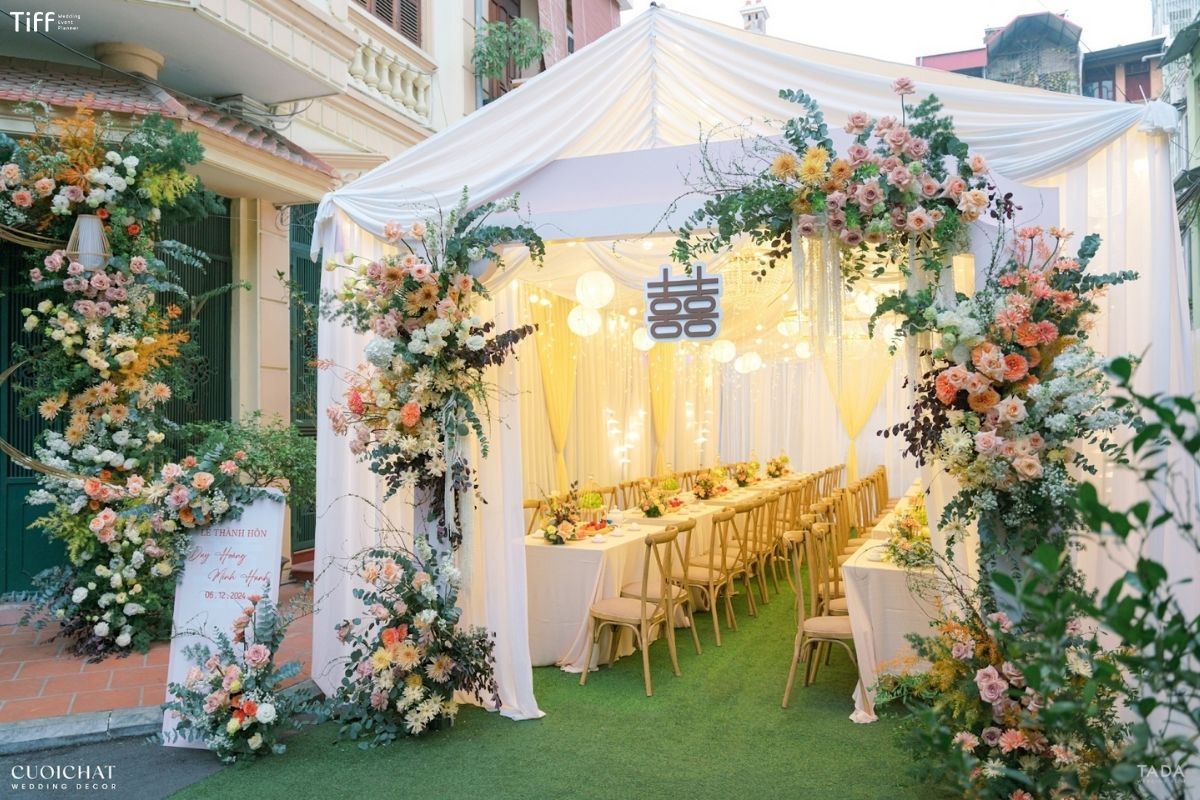 Bố cục hoa lá bất đối xứng có tính toán tạo ấn tượng ngay từ xa (Ảnh: TIFF)