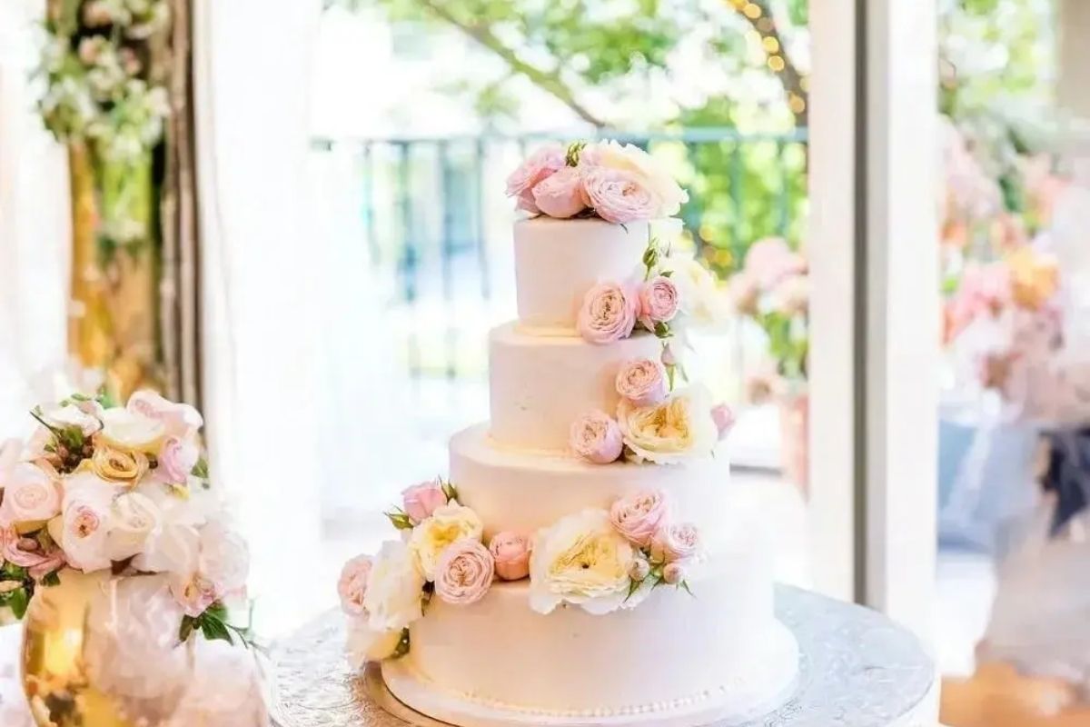Bố cục tầng rõ ràng giúp bánh nổi bật trên sân khấu cưới (Ảnh: Sưu tầm)