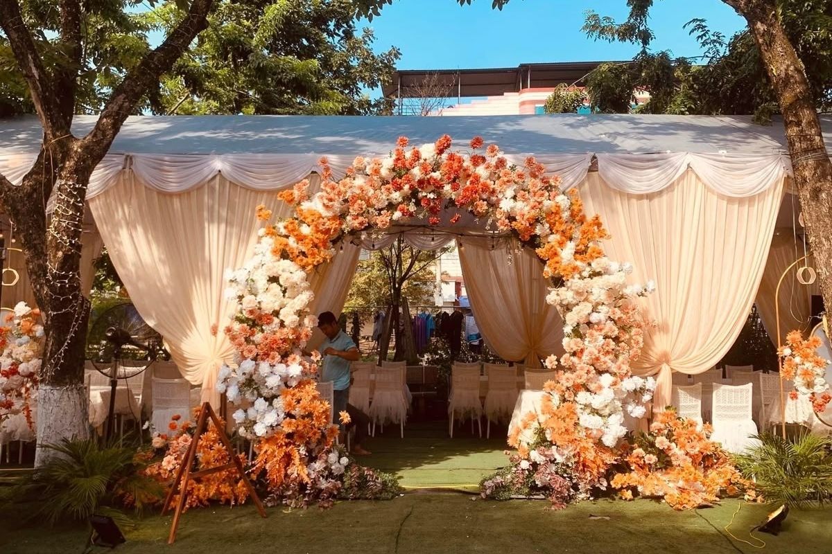 Concept autumn romance trầm ấm giúp không gian cưới nhuốm màu kỷ niệm ngọt ngào (Ảnh: Sưu tầm)