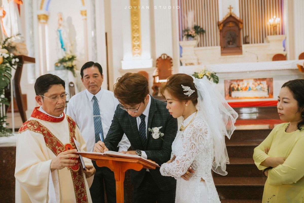 Cộng đoàn hiệp ý dâng lời cầu xin cho Hội Thánh và đôi tân hôn (Ảnh: Sưu tầm)