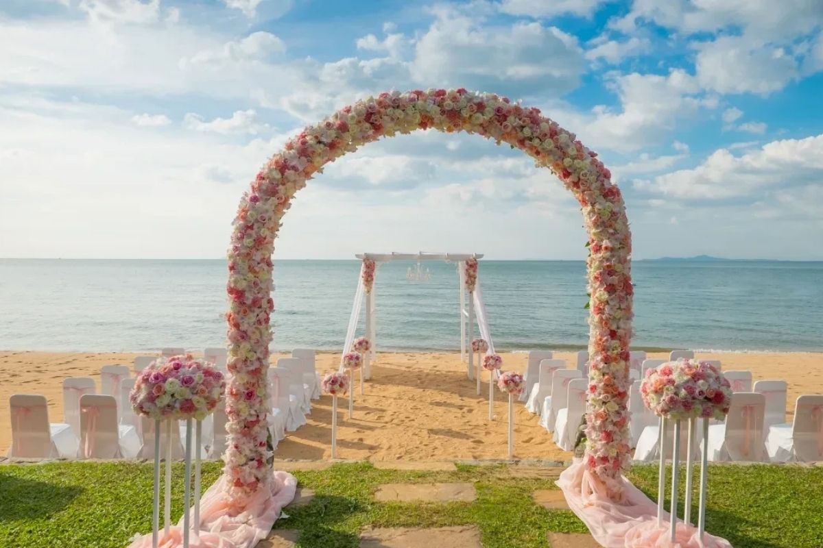 Cổng hoa biển với vòm hoa lãng mạn (Ảnh: Sưu tầm)