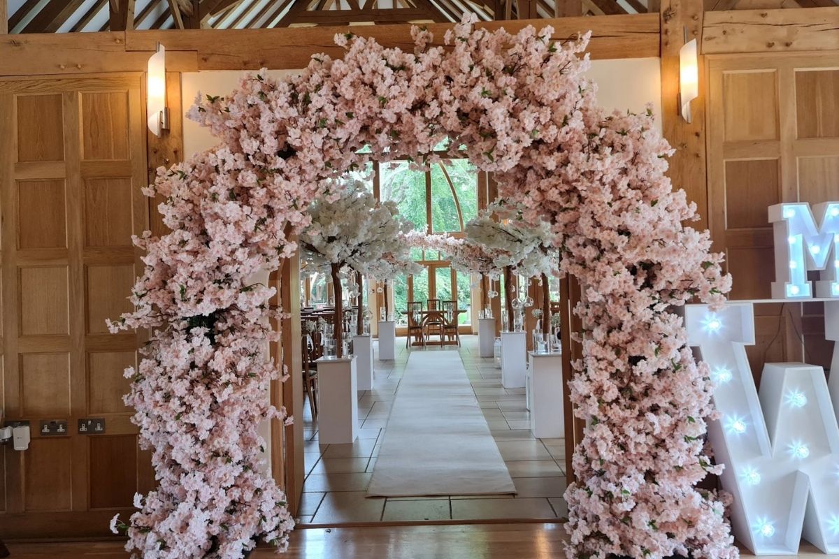 Cổng hoa cherry blossom lãng mạn như mang mùa xuân Nhật vào không gian cưới (Ảnh: Sưu tầm)