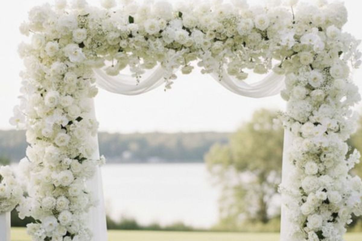Cổng hoa chữ nhật trắng tinh khôi là lựa chọn an toàn mà vẫn sang (Ảnh: Sưu tầm)