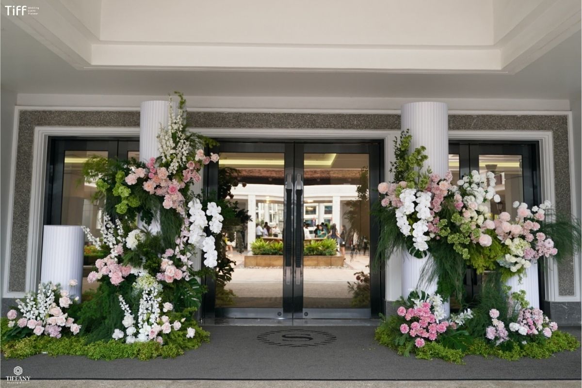 Cổng hoa cưới dạng vòm hoặc khung tròn đủ rộng cho mọi bước chân (Ảnh: TIFF)