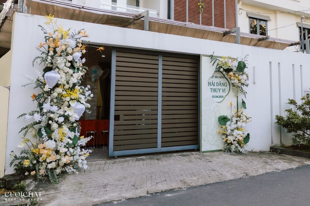 Cổng hoa cưới hiện đại tối giản tạo background thanh lịch cho mọi khung hình (Ảnh: TIFF)