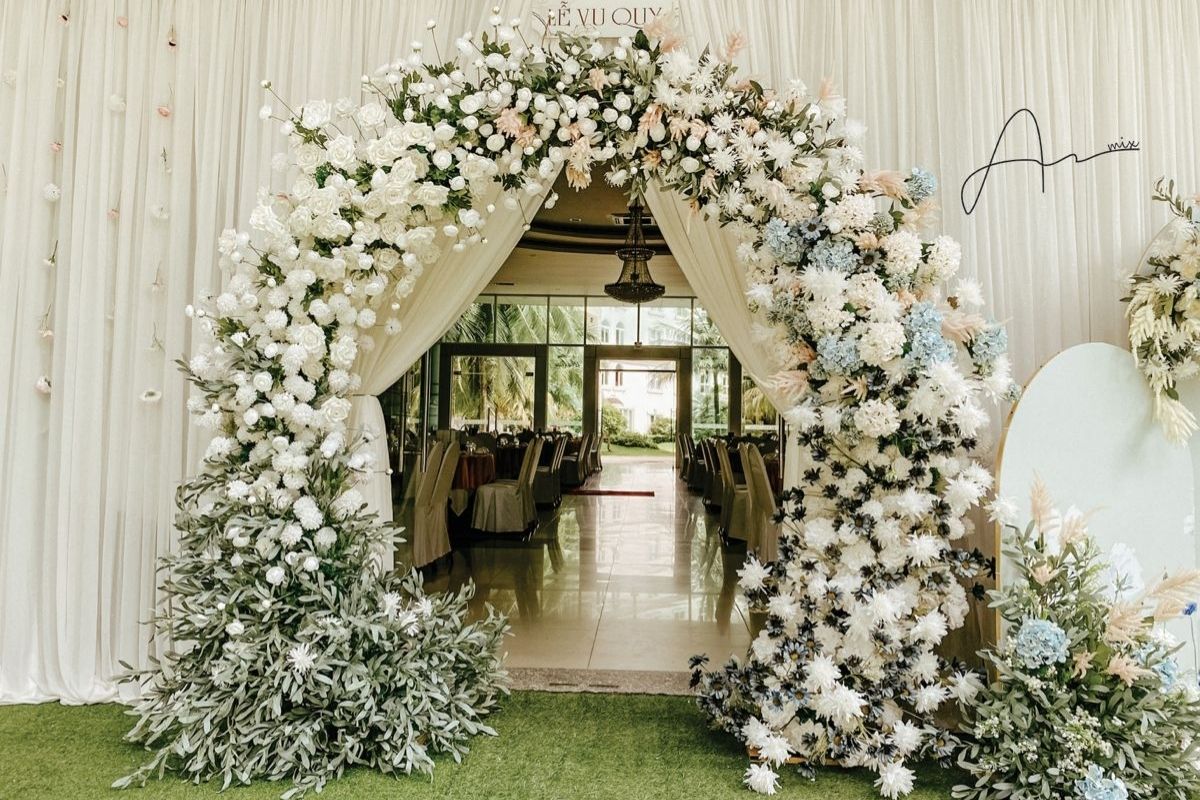 Cổng hoa gỗ rustic trắng tinh khôi cho tiệc cưới ấm áp (Ảnh: Sưu tầm)